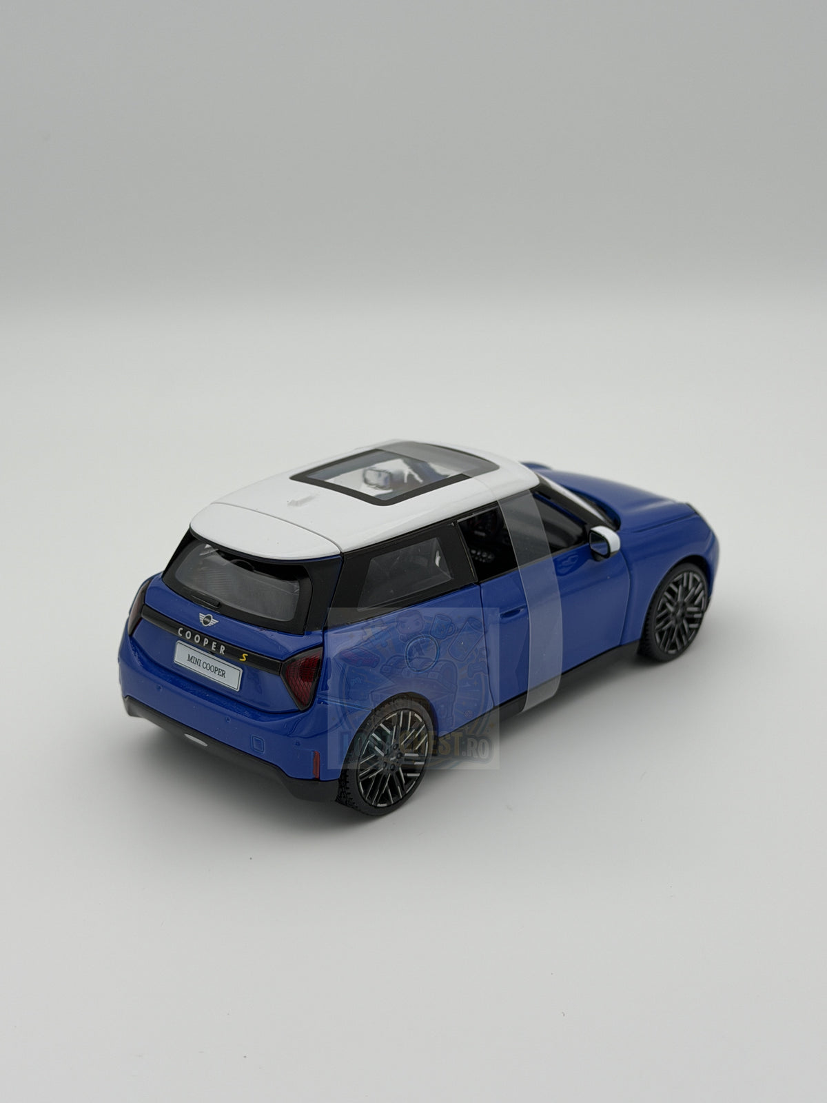 Macheta auto MINI COOPER SE (101) 2024 1/24 MAISTO