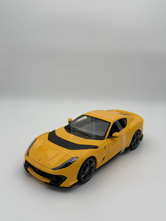 Macheta auto FERRARI 812 COMPETIZIONE GIALLO MODENA 1/18 BURAGO
